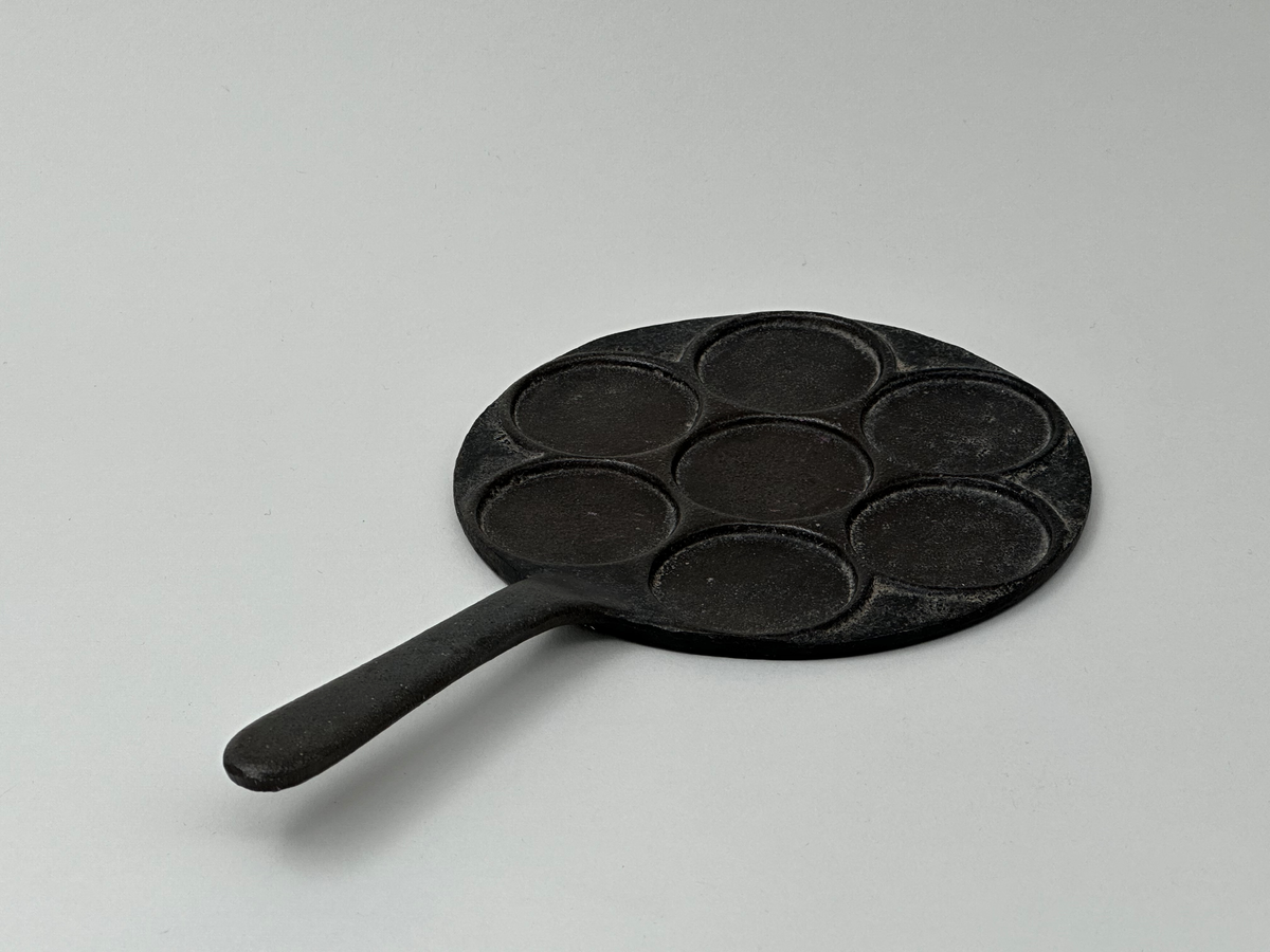 Leksak, plättlagg av järn. Plats för sju stycken plättar.