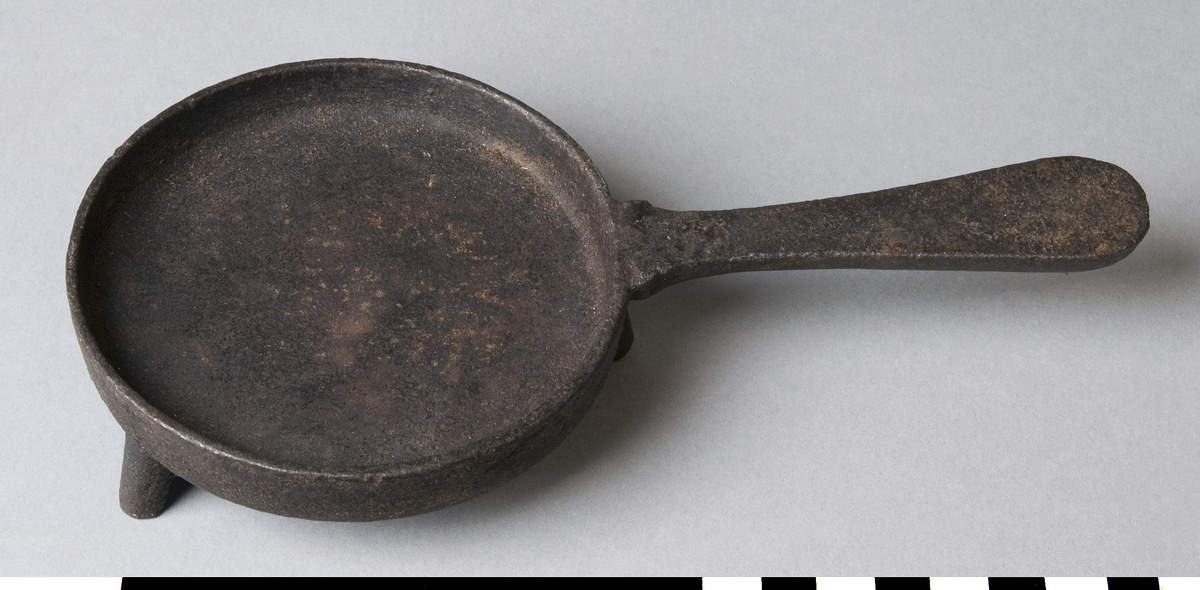 Leksak, stekpanna av järn, ståendes på tre fötter. Rundat, lätt utsvängt skaft.