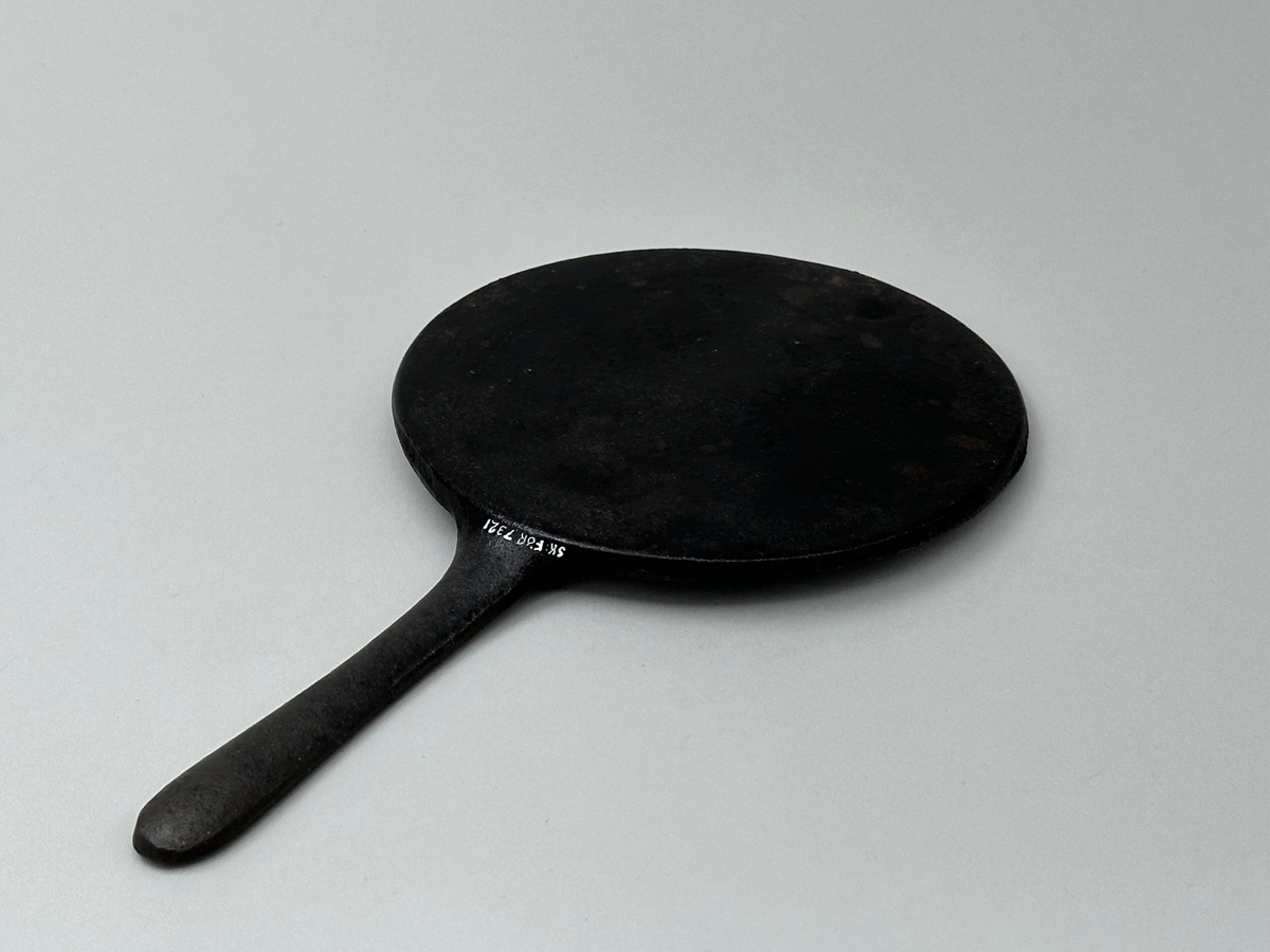 Leksak, plättlagg av järn. Plats för sju stycken plättar.