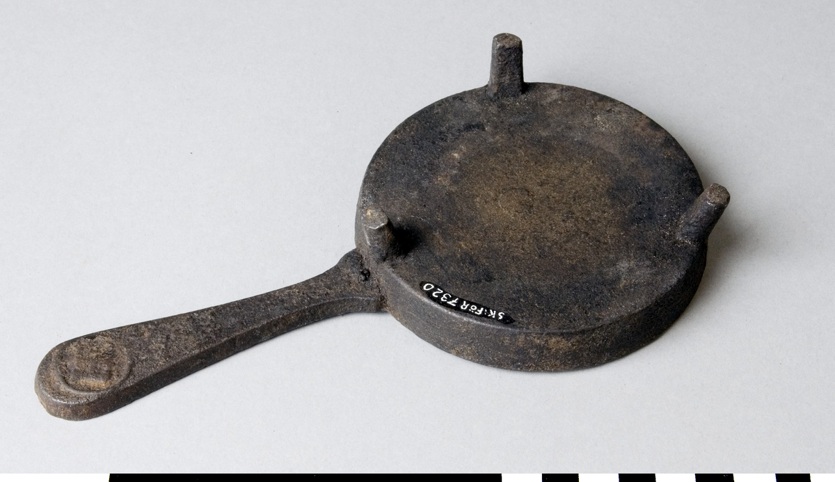 Leksak, stekpanna av järn, ståendes på tre fötter. Rundat, lätt utsvängt skaft.