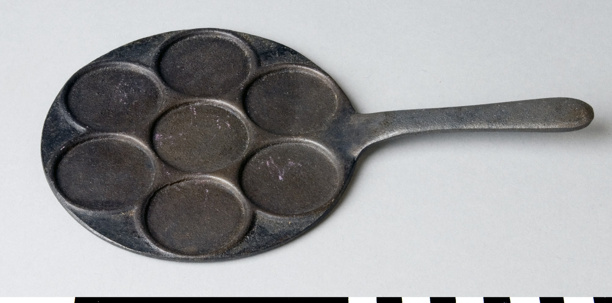 Leksak, plättlagg av järn. Plats för sju stycken plättar.