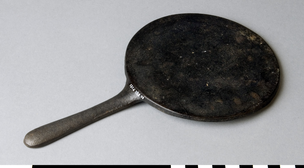 Leksak, plättlagg av järn. Plats för sju stycken plättar.