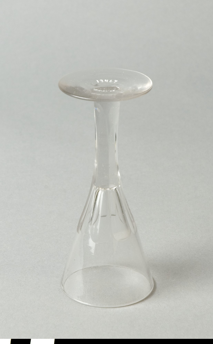 Snapsglas på fot, pelarslipning. Konformad kuppa.
