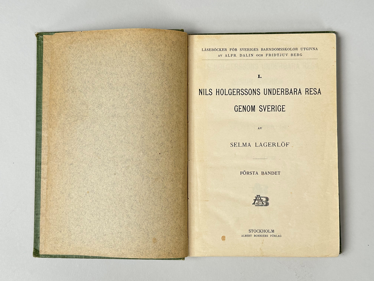 Bok, inbunden i grönt klotband, med titeln tryckt i svart på frampärmen: LÄSEBÖCKER FÖR SVERIGES BARNDOMSSKOLOR UTGIVNA AV ALFR. DALIN OCH FRIDTJUV BERG - NILS HOLGERSSONS UNDERBARA RESA GENOM SVERIGE AV SELMA LAGERLÖF I. På försättsbladet skrivet med bläck: Folke Kjellstrand. 265 sidor, med ett antal illustrationer. 
Boken är avsedd som bredvidläsningslitteratur, en slags reseberättelse om Sverige för barn.