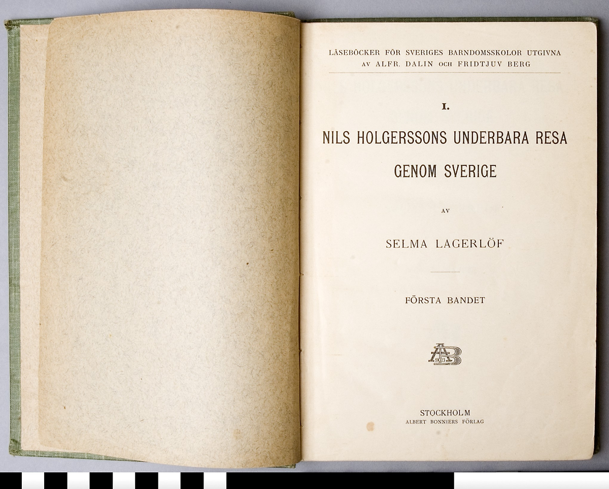 Bok, inbunden i grönt klotband, med titeln tryckt i svart på frampärmen: LÄSEBÖCKER FÖR SVERIGES BARNDOMSSKOLOR UTGIVNA AV ALFR. DALIN OCH FRIDTJUV BERG - NILS HOLGERSSONS UNDERBARA RESA GENOM SVERIGE AV SELMA LAGERLÖF I. På försättsbladet skrivet med bläck: Folke Kjellstrand. 265 sidor, med ett antal illustrationer. 
Boken är avsedd som bredvidläsningslitteratur, en slags reseberättelse om Sverige för barn.