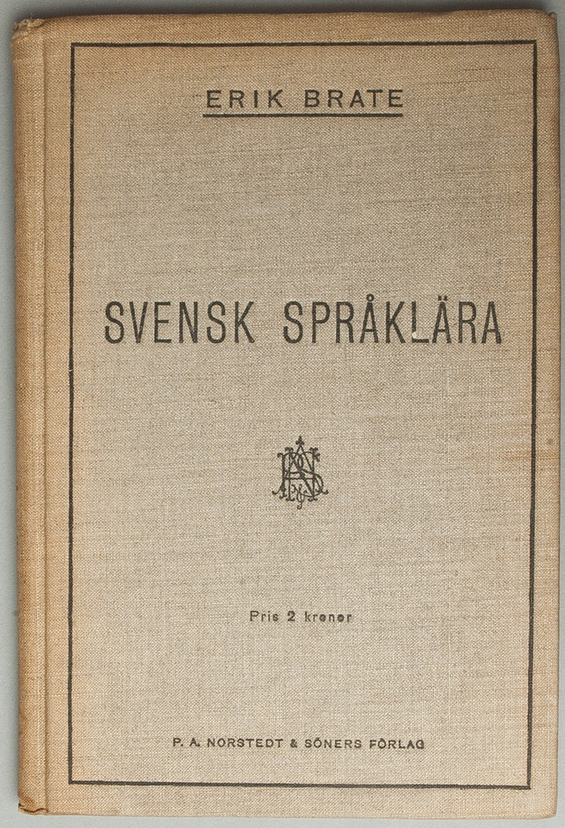 Lärobok, bunden i kartongband, klätt med grå klot. Titel och författare tryckt i svart på frampärmen: Erik Brate Svensk språklära. 235 sidor. Priset tryckt på framsidan: 2 kronor.