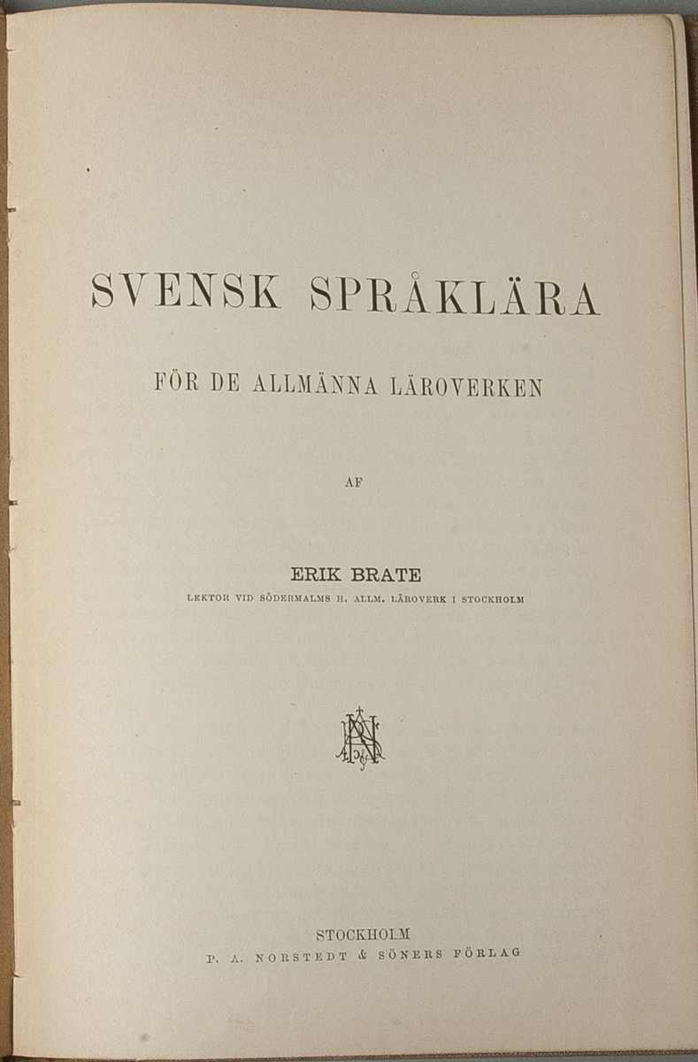 Lärobok, bunden i kartongband, klätt med grå klot. Titel och författare tryckt i svart på frampärmen: Erik Brate Svensk språklära. 235 sidor. Priset tryckt på framsidan: 2 kronor.