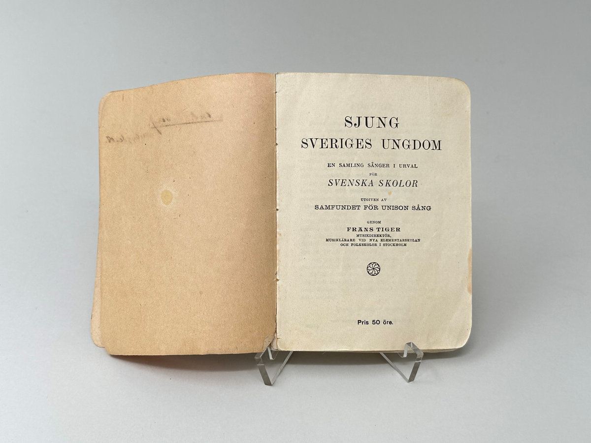 Sångbok, bunden och limmad, mjuka pärmar av gul förstärkt klot. På framsidan tryckt i blått: blomsterkrans med kronor och lyra samt titel: Sjung, Sveriges Ungdom!
146 sidor, börjande med litet musikteori, därefter visor med noter och text, sorterade i olika ämnesgrupper. På försättsbladet skrivet med svart bläck: And. Boberg Morbygden 08. Priset tryckt på titelbladet: 50 öre.