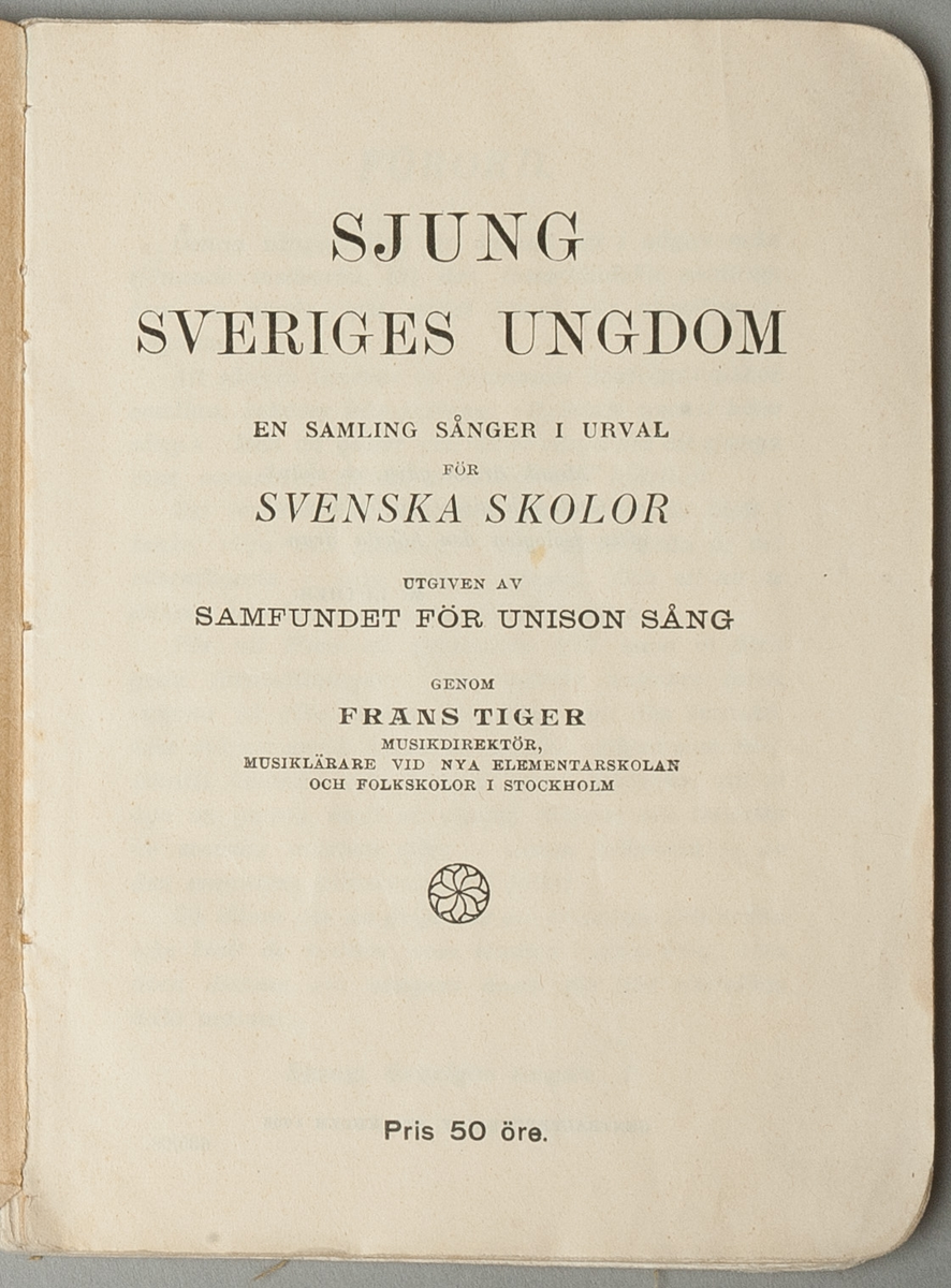Sångbok, bunden och limmad, mjuka pärmar av gul förstärkt klot. På framsidan tryckt i blått: blomsterkrans med kronor och lyra samt titel: Sjung, Sveriges Ungdom!
146 sidor, börjande med litet musikteori, därefter visor med noter och text, sorterade i olika ämnesgrupper. På försättsbladet skrivet med svart bläck: And. Boberg Morbygden 08. Priset tryckt på titelbladet: 50 öre.