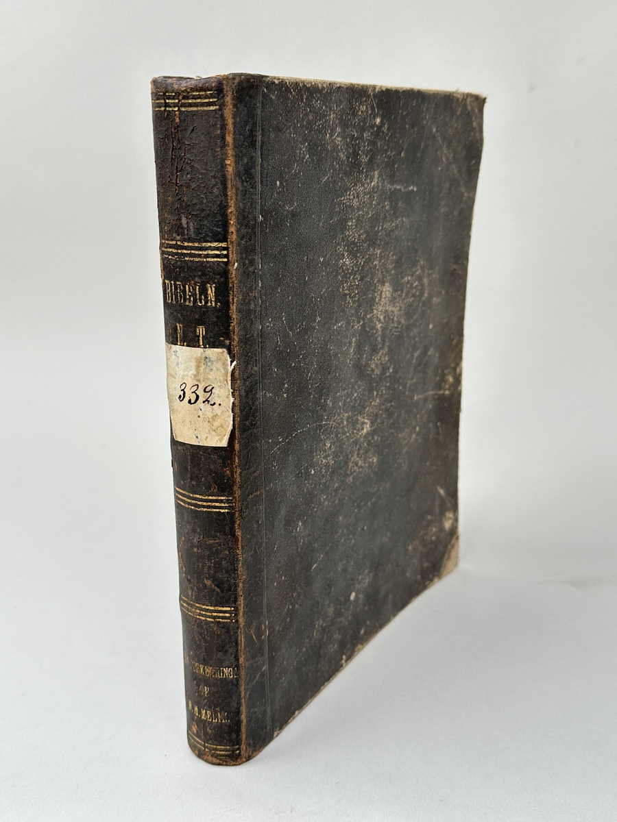 Bok: "Den heliga skrift". Utgiven 1883 i Stockholm.
Halvfranskt band. Rygg av mörkt skinn med förgyllda bokstäver och ränder, samt påklistrad etikett i ljust papper upptill. Hörn förstärkta med skinn. Pärm av kartong klädd med mörk läderliknande yta, troligtvis behandlat papper. Sidorna av bokens inlaga marmorerade med blågrön färg.
Samlingsnumrering Väla sockenbibliotek Nr. 332.