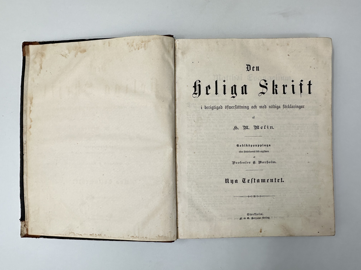 Bok: "Den heliga skrift". Utgiven 1883 i Stockholm.
Halvfranskt band. Rygg av mörkt skinn med förgyllda bokstäver och ränder, samt påklistrad etikett i ljust papper upptill. Hörn förstärkta med skinn. Pärm av kartong klädd med mörk läderliknande yta, troligtvis behandlat papper. Sidorna av bokens inlaga marmorerade med blågrön färg.
Samlingsnumrering Väla sockenbibliotek Nr. 332.