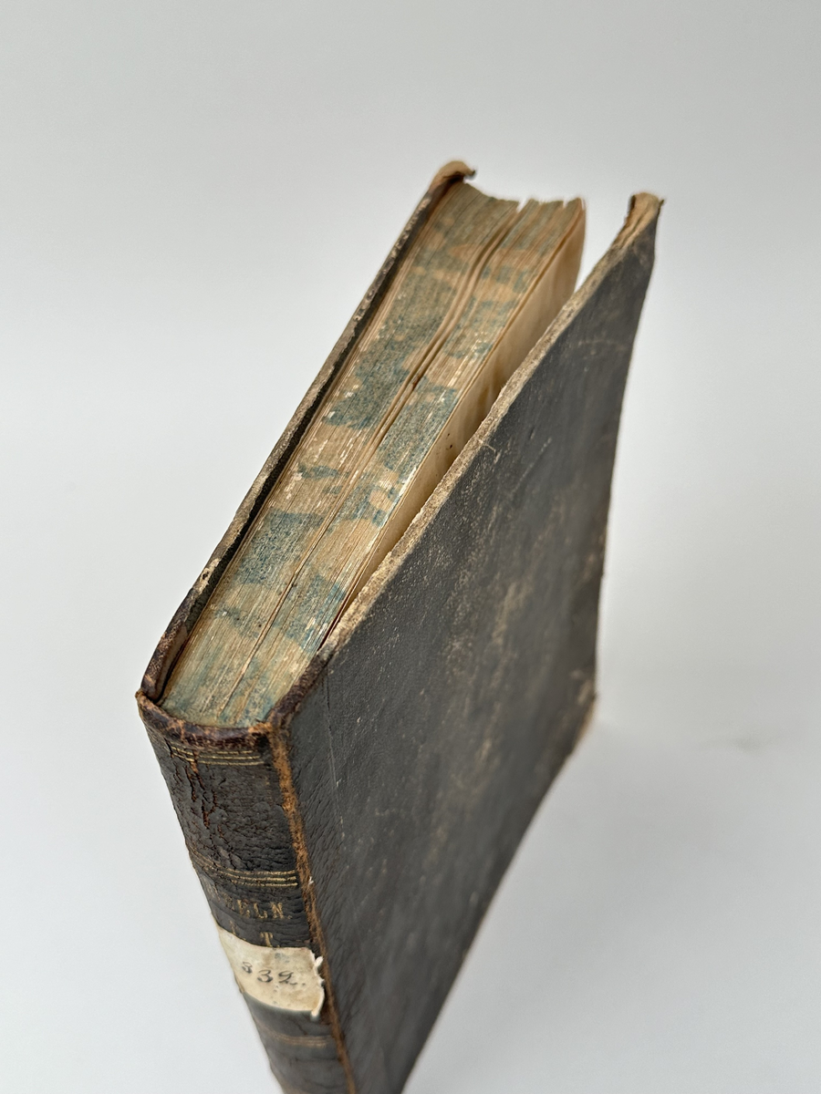 Bok: "Den heliga skrift". Utgiven 1883 i Stockholm.
Halvfranskt band. Rygg av mörkt skinn med förgyllda bokstäver och ränder, samt påklistrad etikett i ljust papper upptill. Hörn förstärkta med skinn. Pärm av kartong klädd med mörk läderliknande yta, troligtvis behandlat papper. Sidorna av bokens inlaga marmorerade med blågrön färg.
Samlingsnumrering Väla sockenbibliotek Nr. 332.