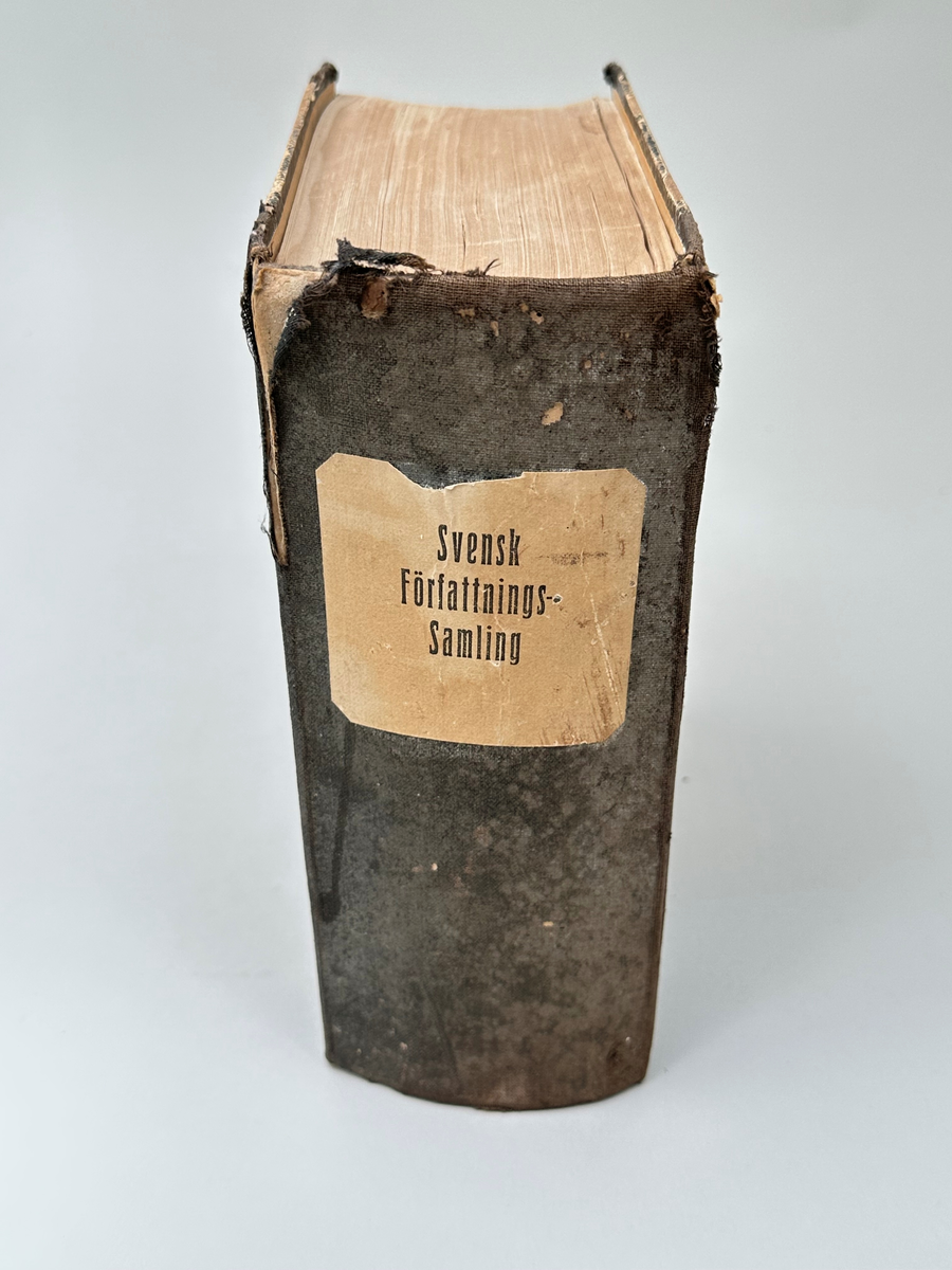 Bok "Svensk Författningssamling" för 1913. Rygg i textil, omslag i marmorerad kartong. Bokens titel på brun etikett på bokens rygg. 