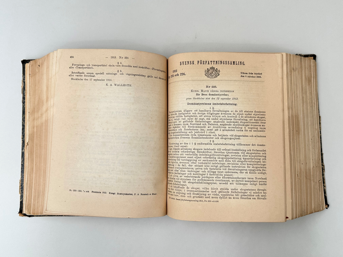 Bok "Svensk Författningssamling" för 1913. Rygg i textil, omslag i marmorerad kartong. Bokens titel på brun etikett på bokens rygg. 