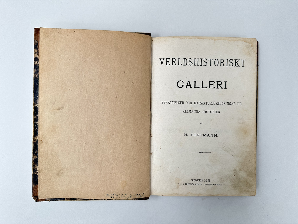 Bok: "Verldshistoriskt galleri". Rygg i skinn, omslag i brun kartong. 
Samlingsnumrering Väla sockenbibliotek Nr 325.