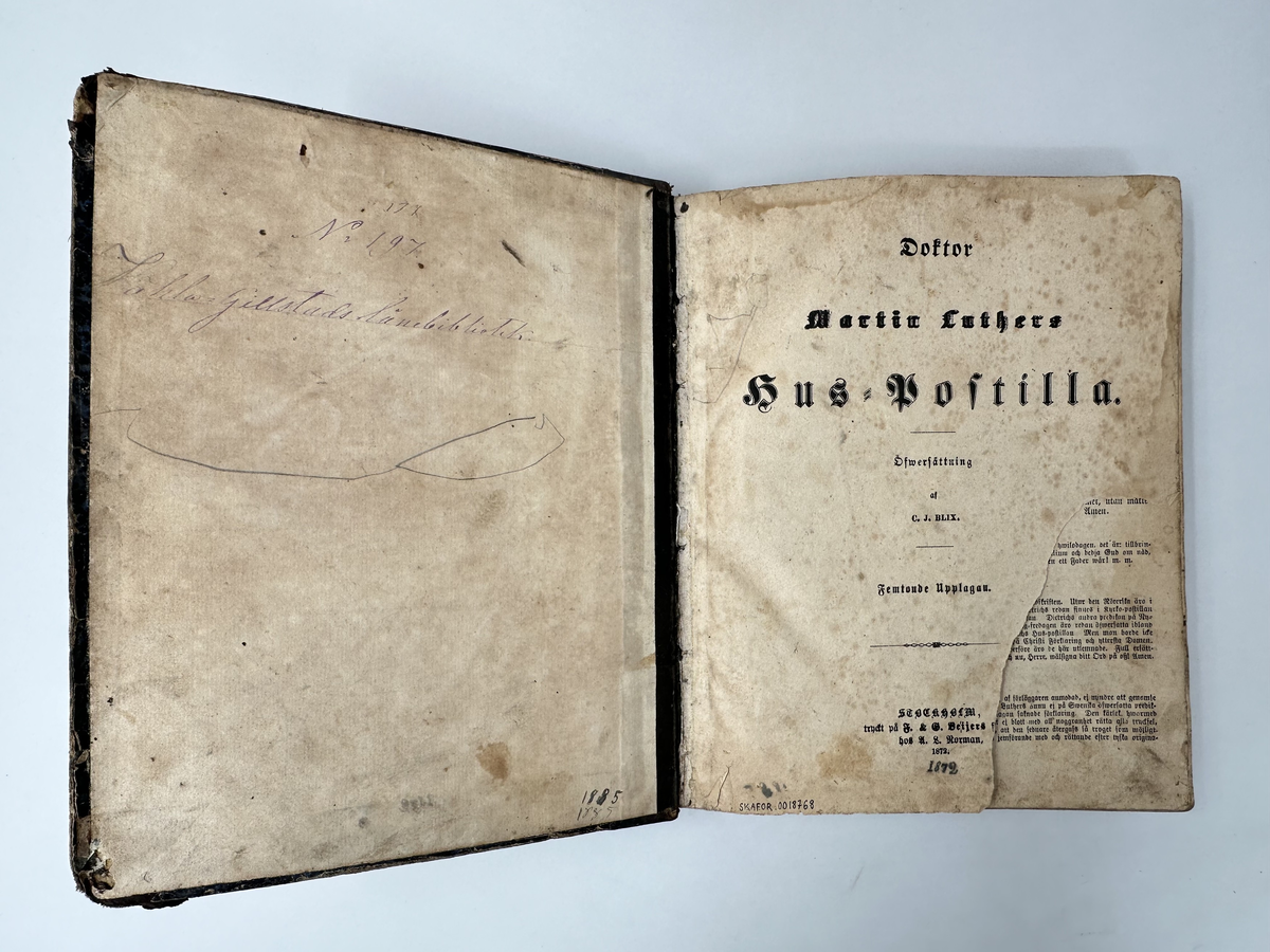 Bok: "Doktor Martin Luthers Hus-Postilla". Utgiven 1872 i Stockholm.
Rygg av mörkt läder med klisteretikett i papper upptill. Pärm av kartong, illa medfaren
Samlingsnumrering Väla sockenbibliotek Nr 197.