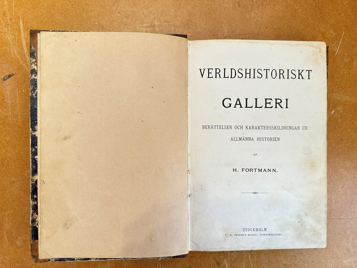 Bok: "Verldshistoriskt galleri". Rygg i skinn, omslag i brun kartong. 
Samlingsnumrering Väla sockenbibliotek Nr 325.