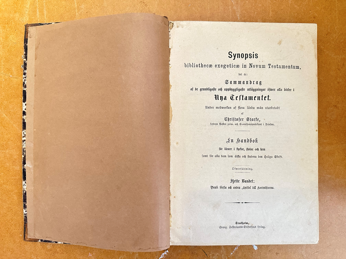 Bok: "Sammandrag af de grundligaste och uppbyggligaste utläggningar öfwer alla böcker i Nya Testamentet". Sjätte bandet. Halvfranskt band med rygg och hörn i mörkt läder. Pärm i brunfläckig kartong. Samlingsnumrering Väla sockenbibliotek Nr 319