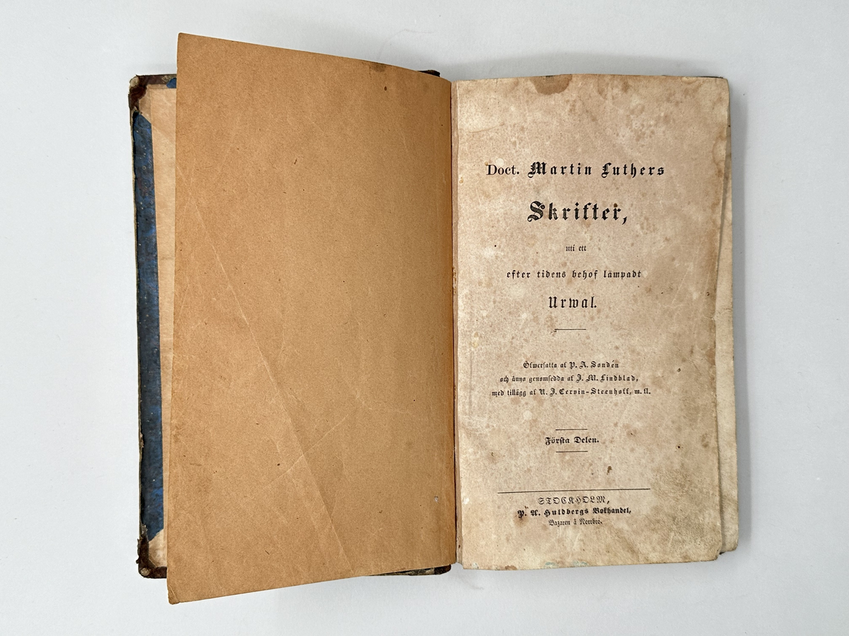 Bok: "Doct. Martin Luthers skrifter, första delen". Rygg samt omslagets hörn i skinn. Omslaget i kartong skiftande i blått.
Samlingsnumrering Väla sockenbibliotek Nr 10.