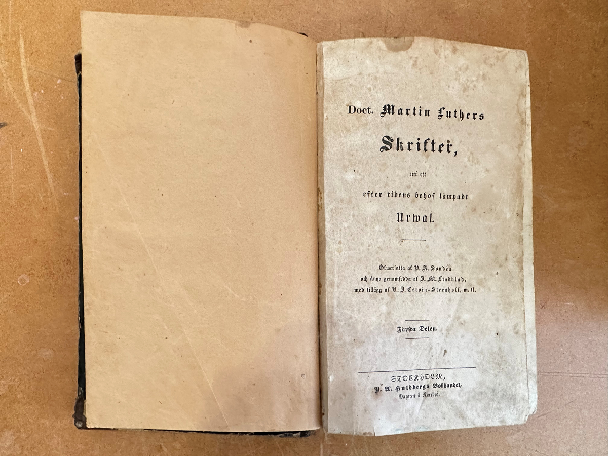 Bok: "Doct. Martin Luthers skrifter, första delen". Rygg samt omslagets hörn i skinn. Omslaget i kartong skiftande i blått.
Samlingsnumrering Väla sockenbibliotek Nr 10.