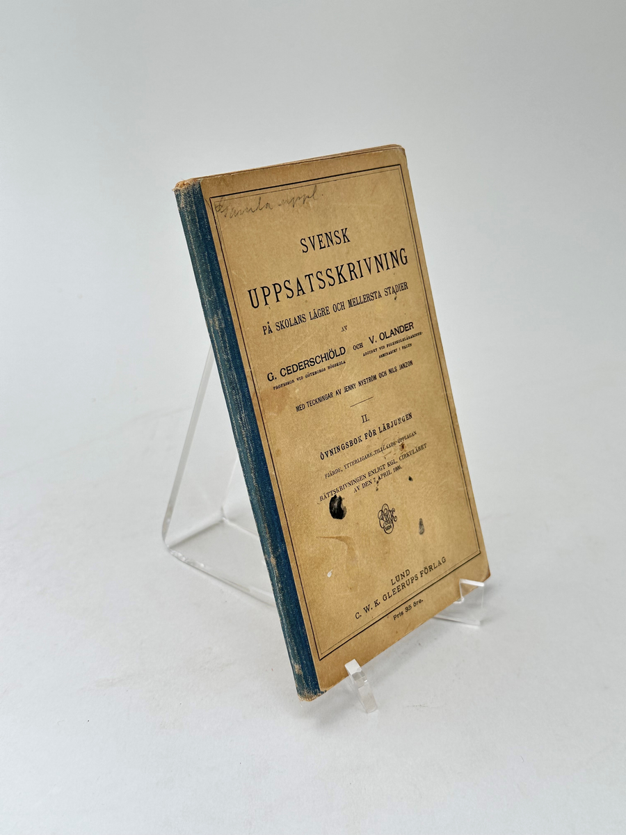 Bok: "Svensk uppsatsskrivning på skolans lägre och mellersta stadier". Utgiven 1906 i Lund.
Halvklotband med rygg av blått klot, och kartongpärmar. Stämplad Stadsmissionens Barnhem på titelsidan.