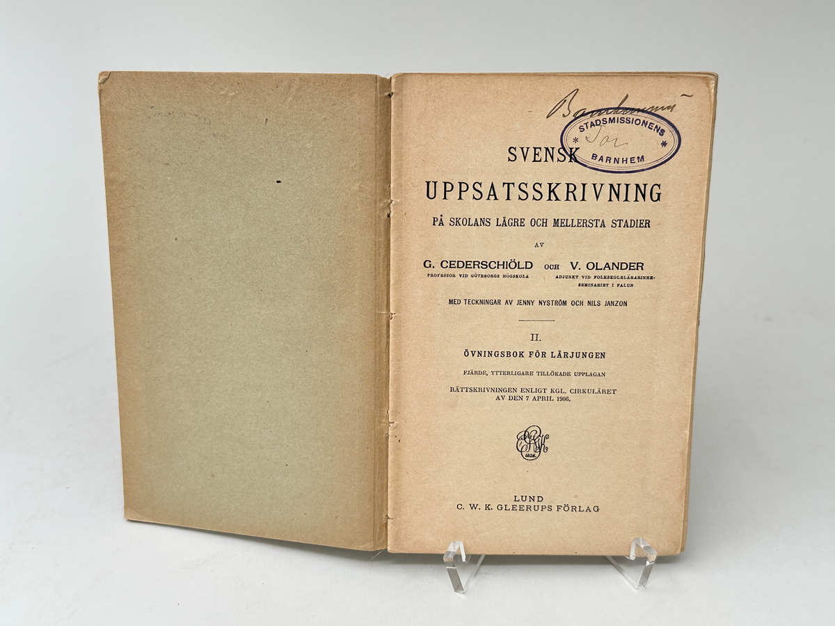 Bok: "Svensk uppsatsskrivning på skolans lägre och mellersta stadier". Utgiven 1906 i Lund.
Halvklotband med rygg av blått klot, och kartongpärmar. Stämplad Stadsmissionens Barnhem på titelsidan.