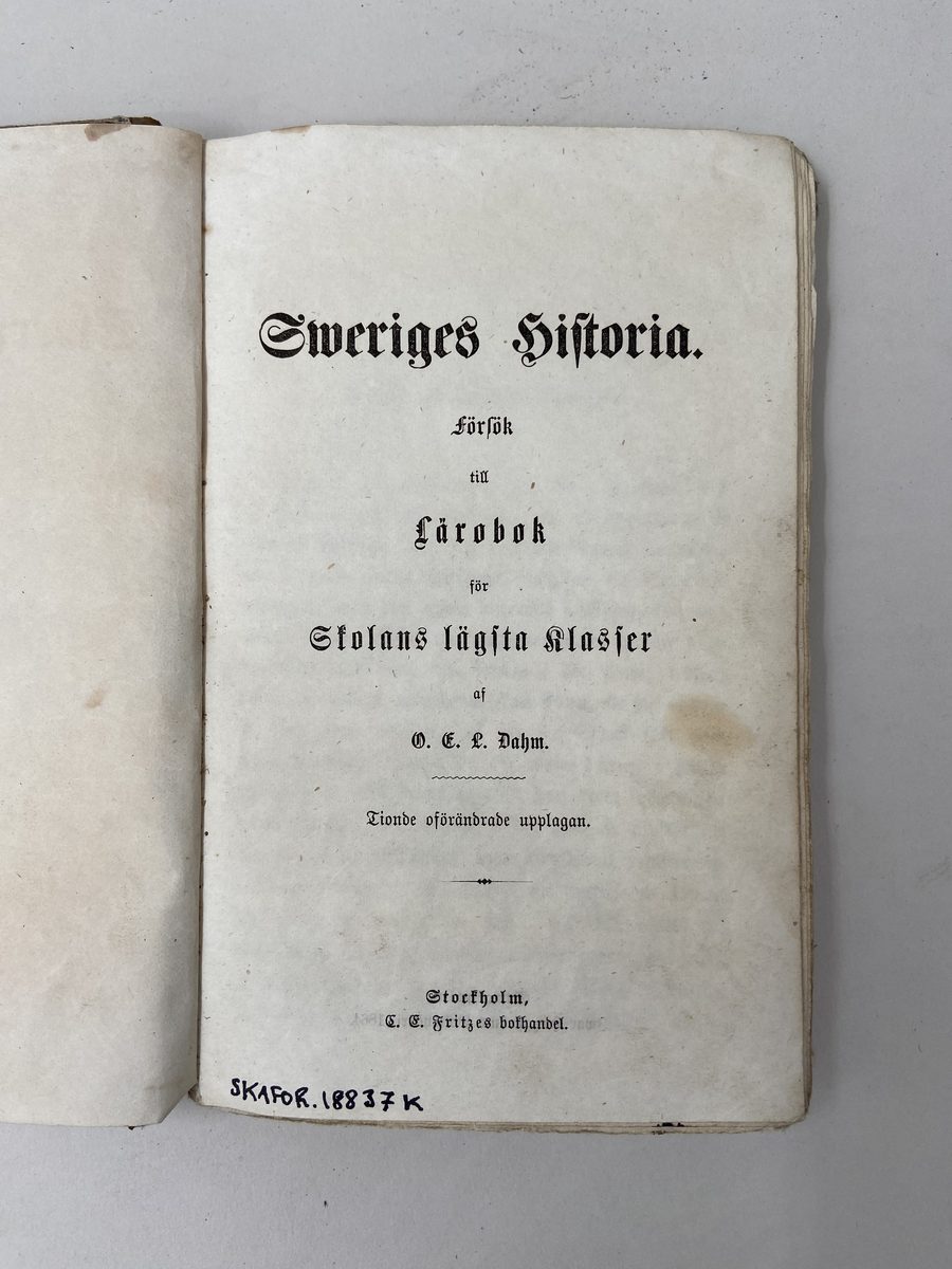 Bok: "Sweriges historia, försök till lärobok för skolans lägsta klasser".
Utgiven 1864 i Stockholm.
Samlingsnumrering Väla Folkskola Nr. 31, 32, 1, 12, 15, 22, 5 och 2, 20, 34, 9, 23.