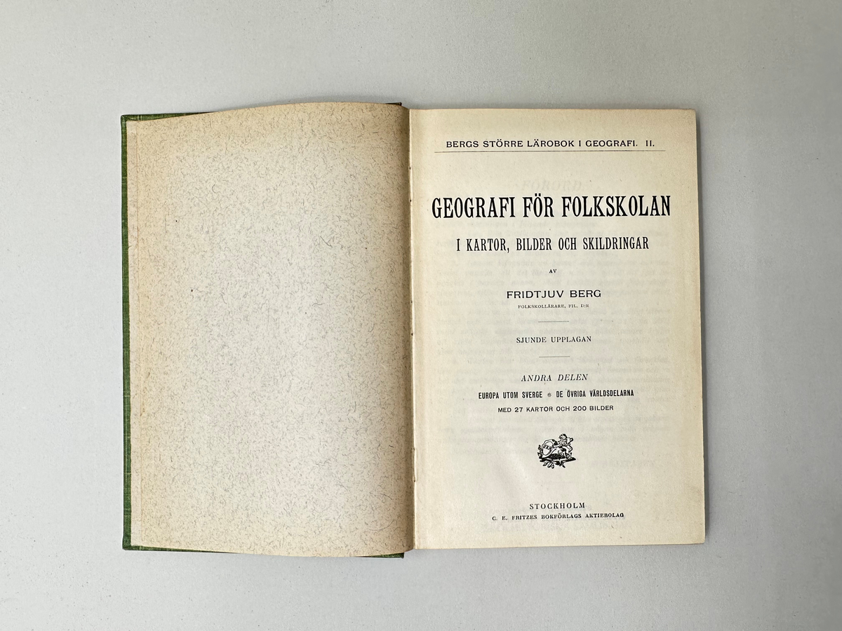 Bok: "Geografi för folkskolan i kartor, bilder och skildringar, andra delen".
Utgiven 1908 i Stockholm.
Nordiska museets skolhistoriska samlingar.