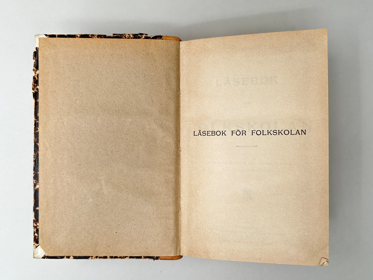 Bok: "Läsebok för folkskolan".
Utgiven 1889 i Stockholm.