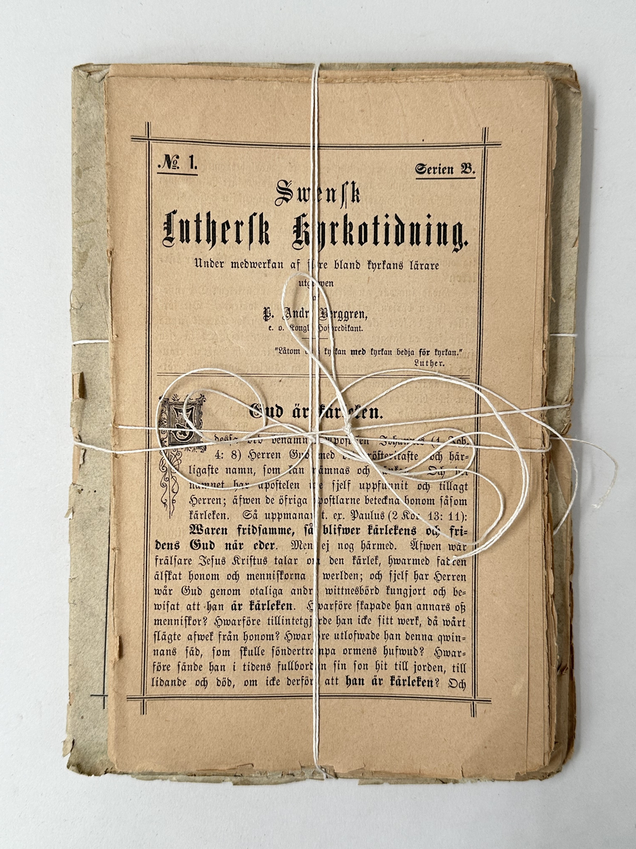 Samling med tidningar: "Svensk Luthersk Kyrkotidning". Serie A + B. Serie A består av Nr 1-6, år 1882. Serie B består av Nr 1-12, år  1881-1882. Totalt 18 st. Omslag i naturfärgat grovt papper. Samlingsnumrering Väla sockenbibliotek Nr 326.
