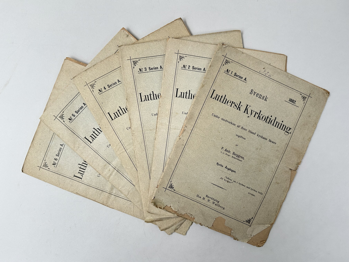 Samling med tidningar: "Svensk Luthersk Kyrkotidning". Serie A + B. Serie A består av Nr 1-6, år 1882. Serie B består av Nr 1-12, år  1881-1882. Totalt 18 st. Omslag i naturfärgat grovt papper. Samlingsnumrering Väla sockenbibliotek Nr 326.
