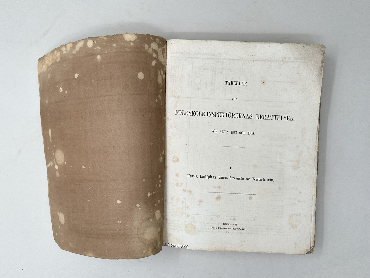 Bok: "Tabeller till folkskole-inspektörernas berättelser för åren 1867-1868". Pärm i naturfärgat papper. Osprättad.
