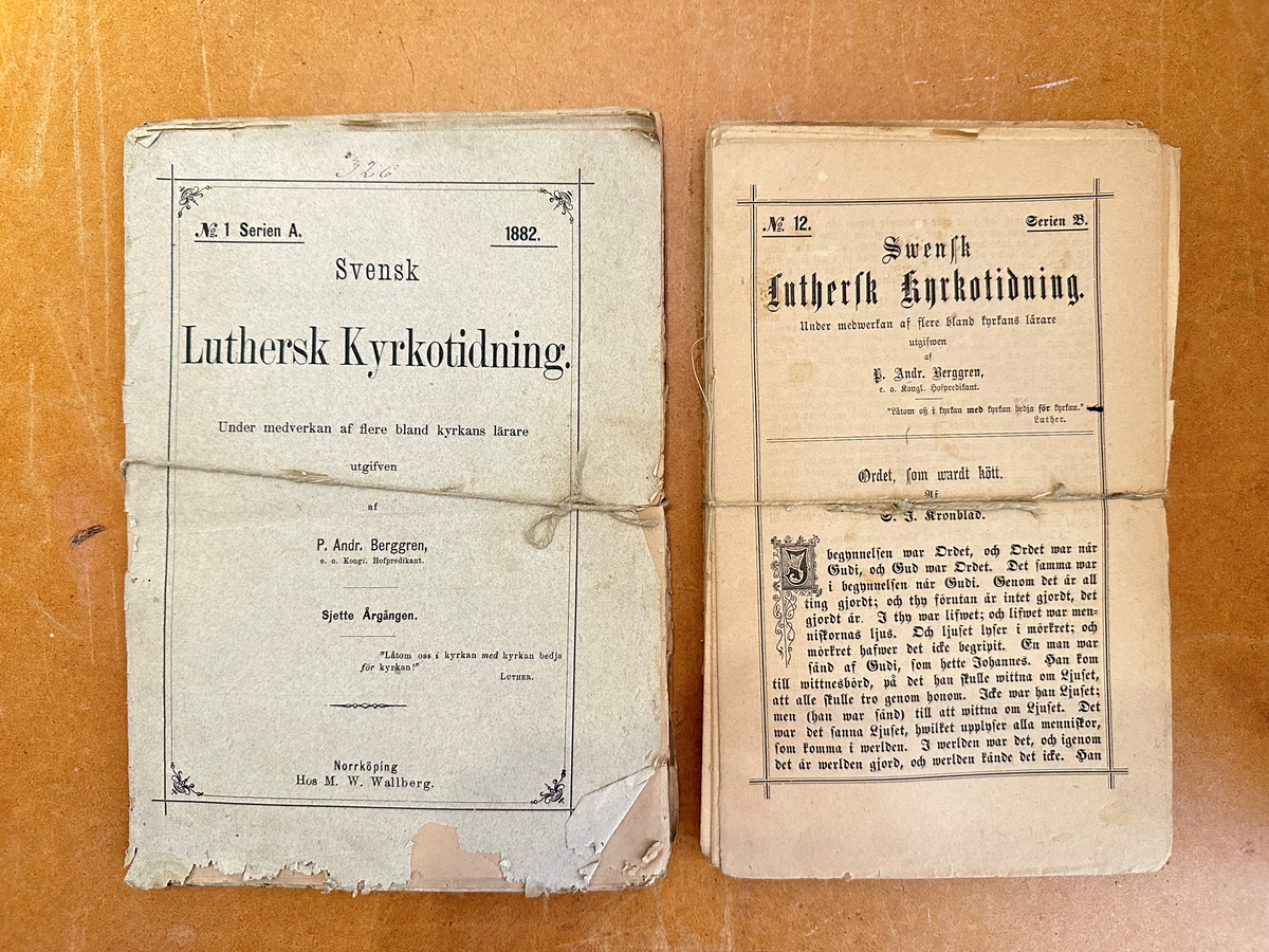 Samling med tidningar: "Svensk Luthersk Kyrkotidning". Serie A + B. Serie A består av Nr 1-6, år 1882. Serie B består av Nr 1-12, år  1881-1882. Totalt 18 st. Omslag i naturfärgat grovt papper. Samlingsnumrering Väla sockenbibliotek Nr 326.
