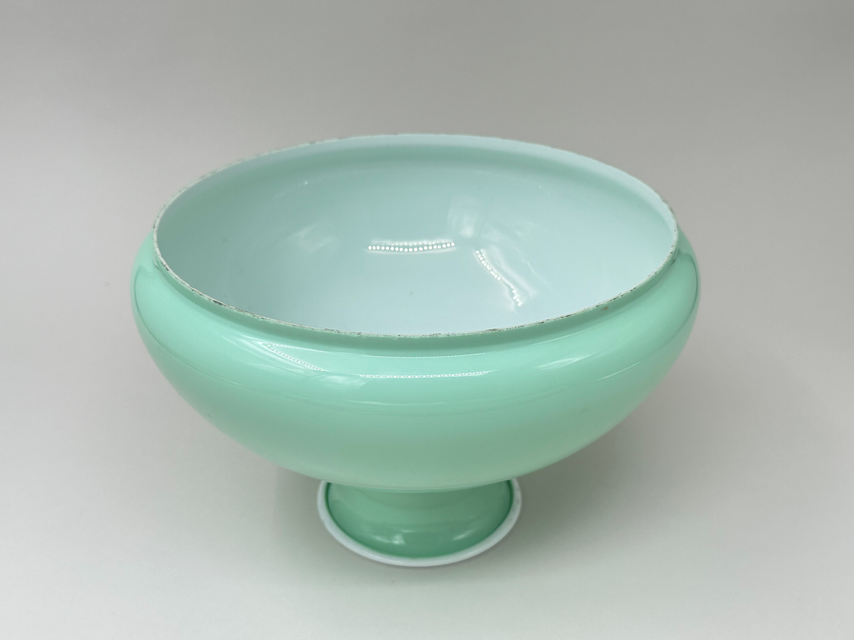 Lampskärm av vesta-typ till fotogenlampa. I opakt glas, vit på insidan, mintgrön på utsidan. 