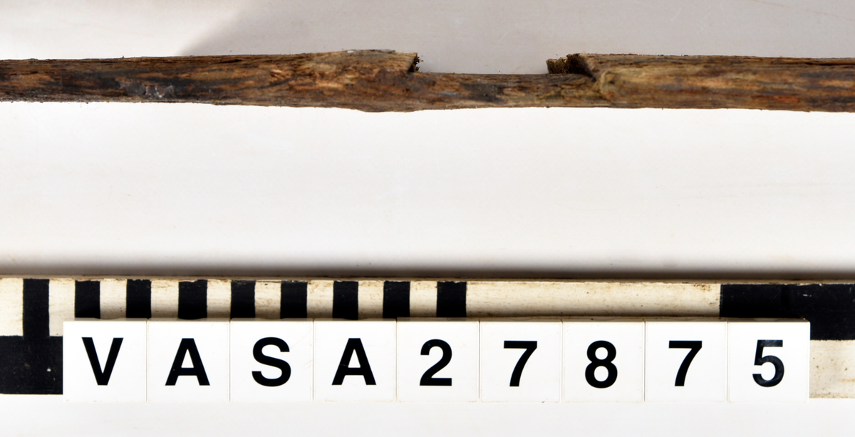 Odekorerad bräda med två genomgående spikhål. Spikhuvud är tydlig synligt. En laxtjärt sink längs med korta sidan.

Alla sidorna är avbruten och splittrad, ytor och hörn är vittrad. Salthalt 1
