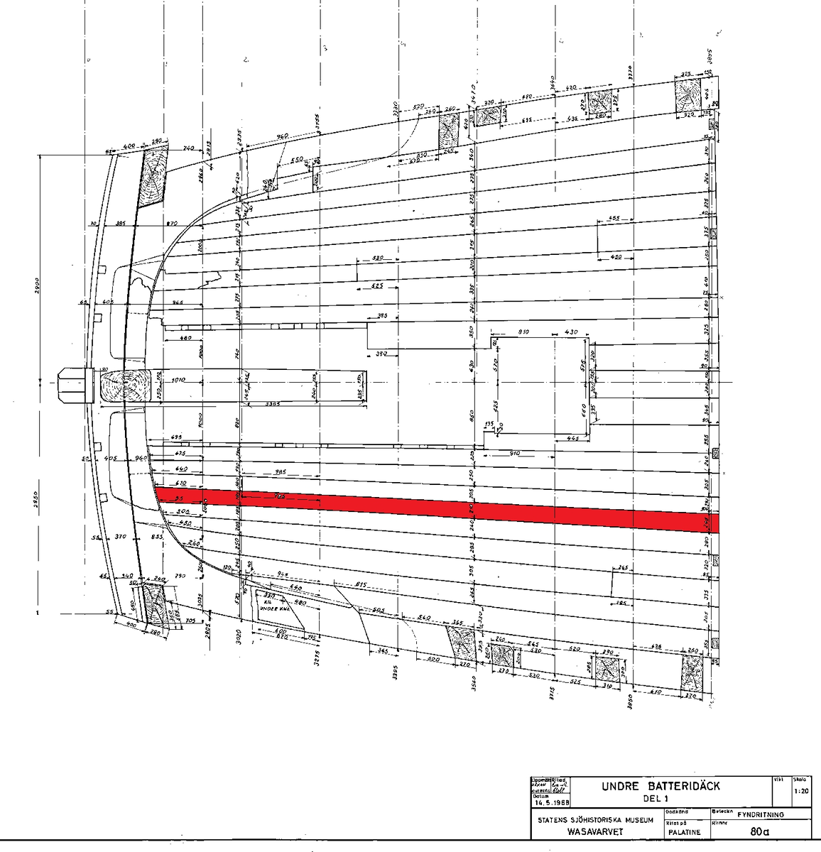 Däcksplanka.
Ena änden är snedskuren.
34 genomgående spikhål. Spikhålen är original från när skeppet byggdes. Originalspikarna är bortrostade. Efter bärgningen monterades däcksplankan med rostfri fransk träskruv samt bricka. Vid demonteringen 2023 lossades alla skruvar. De brickor som gick att ta bort togs bort. En del satt så djupt i träet att det inte gick att demontera dem utan att skada plankan. Dessa brickor fick därför sitta kvar. 
En trädymling i ena änden.
Tydliga avtryck från balkar och ribbor på undersidan som även är täckt av ytliga sprickor och har fläckar av rost.