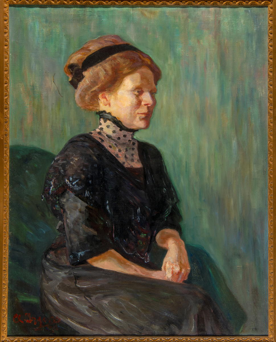 Kunst, oljemaleri, portrett. Malt av Claus Irgen i 1911.
Portrettet viser Christine Karseth 1869-1934
Christine ble født på Karset i 1869 som nr. seks i en søskenflokk på syv barn. Foreldre var Olea f. Aalstad og Christian Karseth. Oljemaleri, portrett av en kvinne. Malt av Claus Irgens i 1911
Christine ønsket som sin eldre søster Oline Karseth å utdanne seg til lærerinde. Offentlig lærerutdannelse var inntil 1890 tilgjengelig kun for menn, men søstrene Karseth fant i 1887 veien til Elverum privatskole, der Eivind Torp var bestyrer. På denne privatskolen, også kalt Torpeskolen, var jenter velkomne til å få sin lærerindeutdannelse. I 1889 tok begge søstrene etter 1 1/2 års skolegang 1. grads examen, og var dermed kvalifisert til å undervise på alle alderstrinn i folkeskolen.

Christines første lærerindejobb var på Haugli (Solvang) skole i Vang, og etter ansettelse på middelskolen på Rena, folkeskolen på Gjøvik, i Telemark og på diverse skoler i Oslo, slo hun seg til ro på Majorstuen skole der hun ble kollega med sin søster Oline. Christine døde i Vang i 1934.