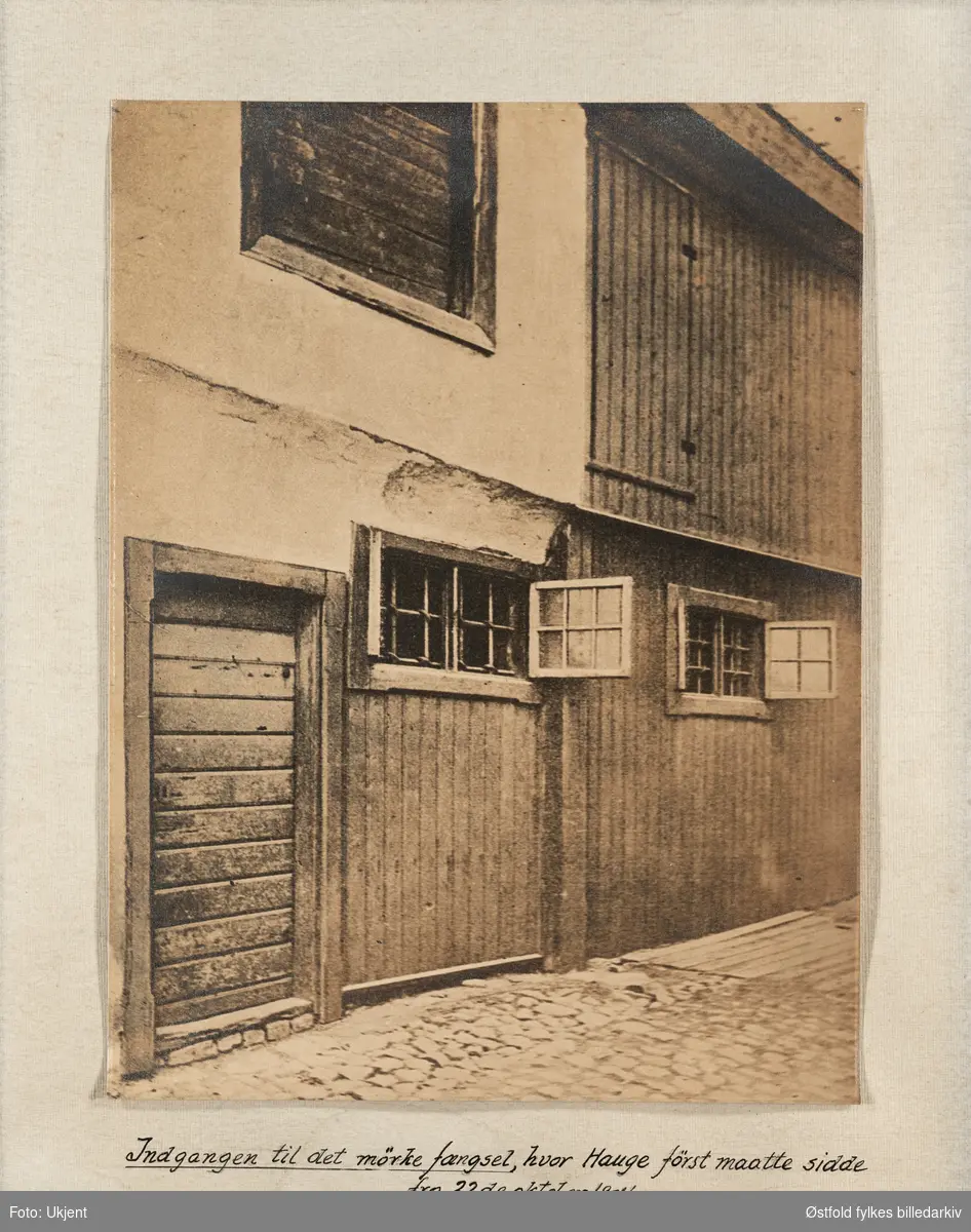 "Indgangen til det mørke fængsel, hvor Hauge først måtte sidde fra 22de oktober 1804."
