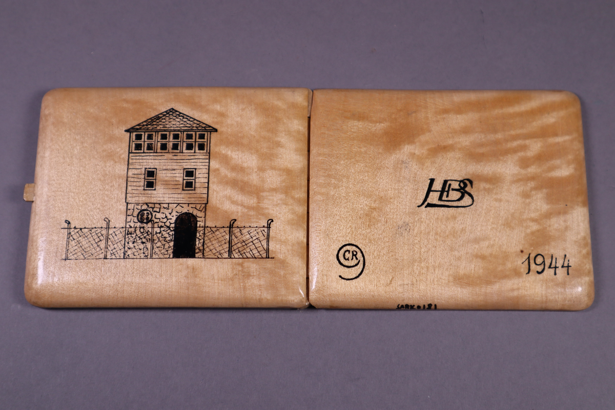 Etui med trengslet og uthuling inni med navn på fanger med fangenr. På fremsiden er det bilde av et tårn og et gjerde som må antas å være på Grini.