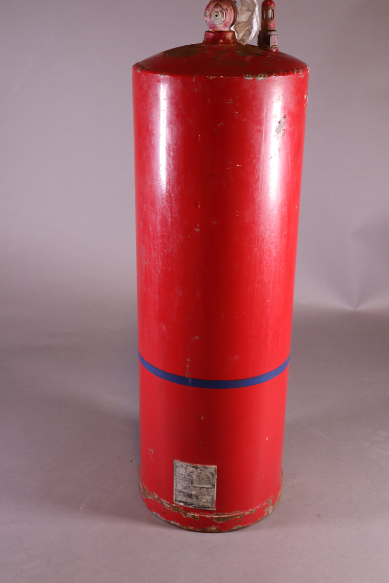 Brannslukningsapparat med veggfeste. Håndtak nesten helt oppe på ene siden.
