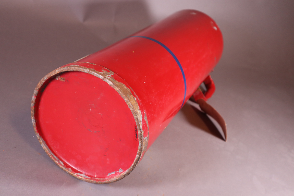 Brannslukningsapparat med veggfeste. Håndtak nesten helt oppe på ene siden.