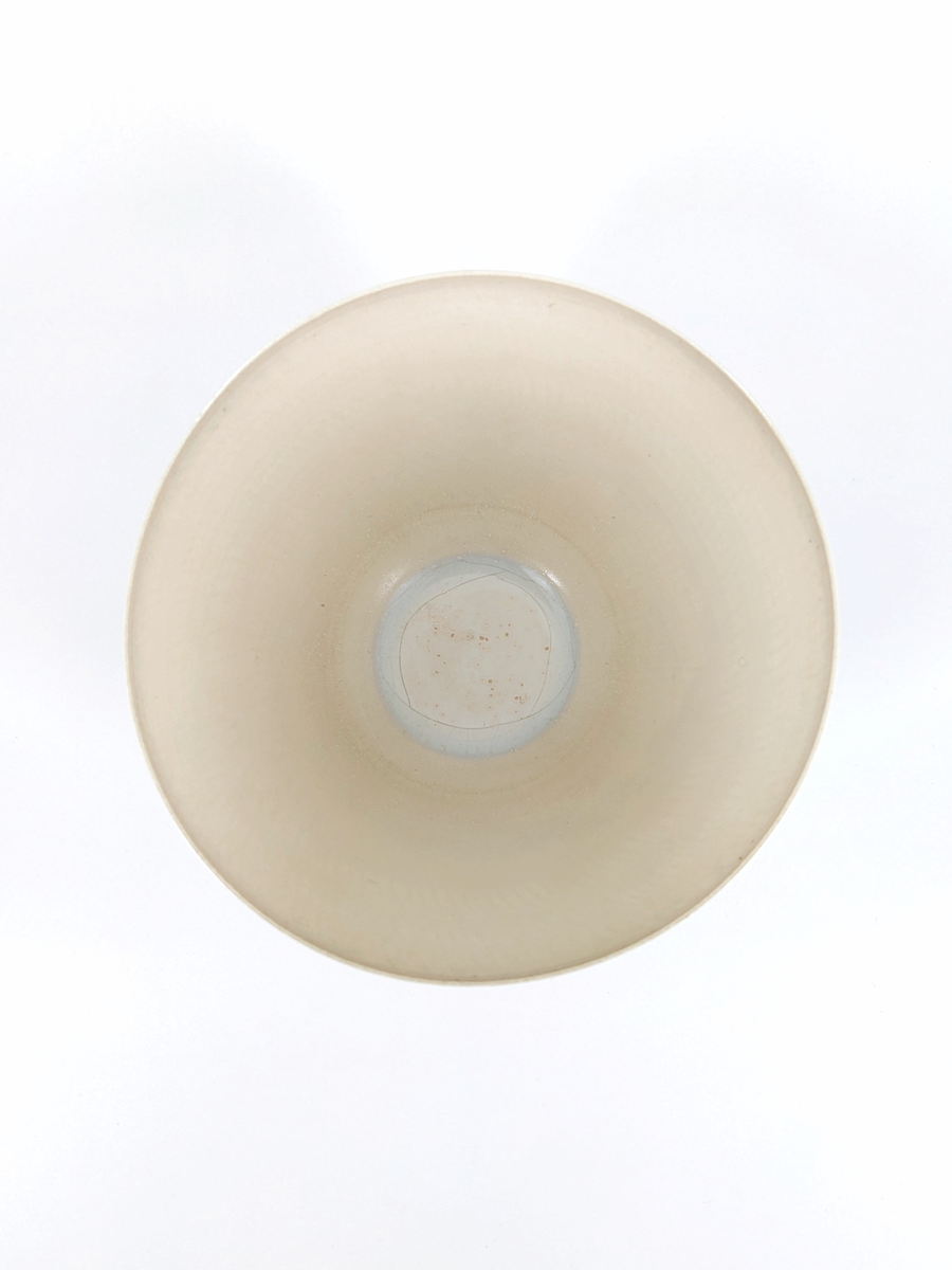 Stig Lindberg, skål, drejat stengods, äggskalsbeige med halvgenomskinlig, ristad dekoration i ljusgrått. Gustavsbergs porslinsfabrik, 1959.