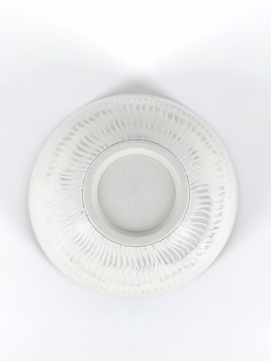 Stig Lindberg, skål, drejat stengods, äggskalsbeige med halvgenomskinlig, ristad dekoration i ljusgrått. Gustavsbergs porslinsfabrik, 1959.