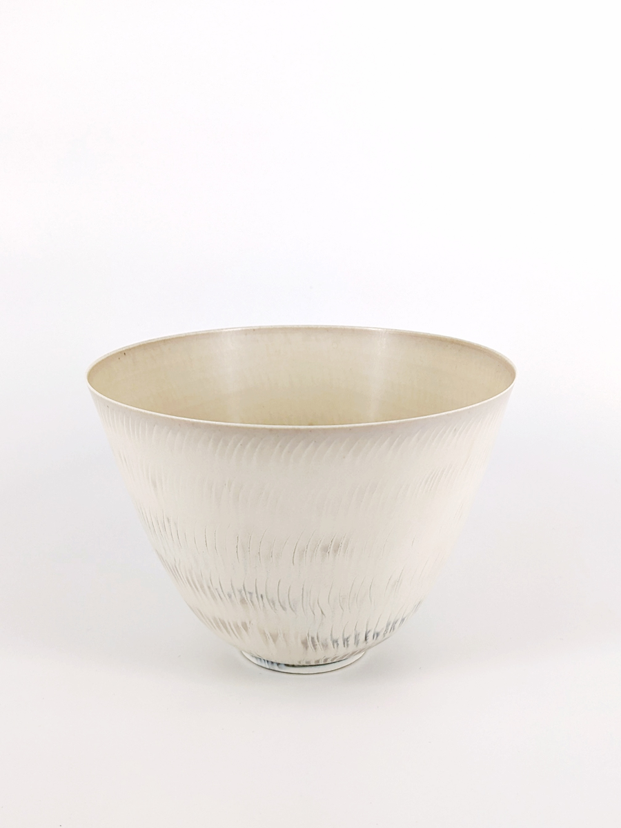 Stig Lindberg, skål, drejat stengods, äggskalsbeige med halvgenomskinlig, ristad dekoration i ljusgrått. Gustavsbergs porslinsfabrik, 1959.