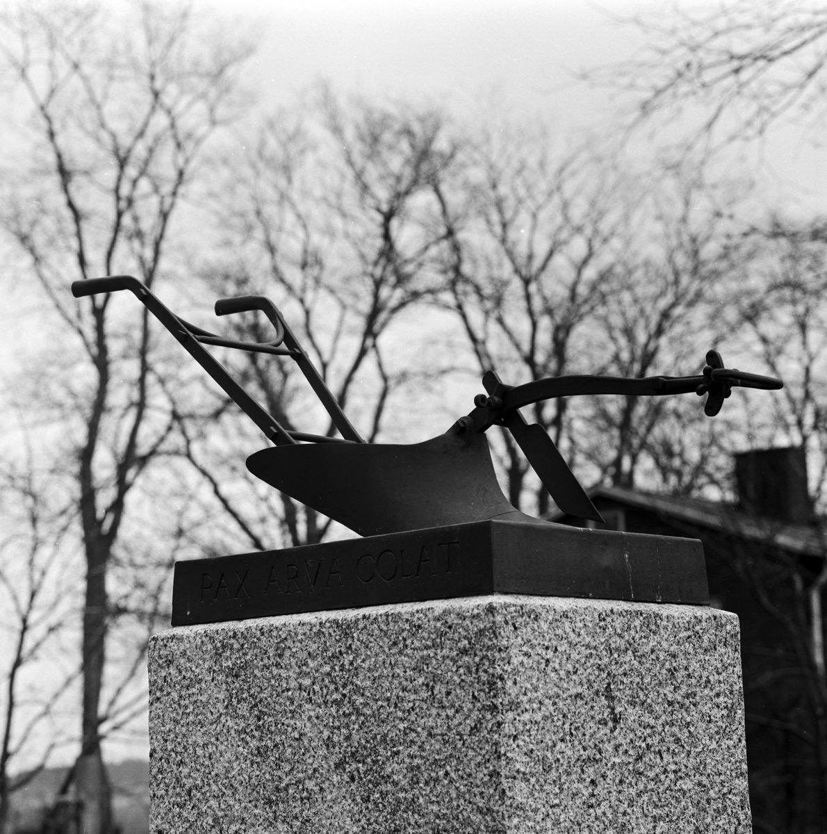 Konstverk föreställande en plog, Uppsala 1963
