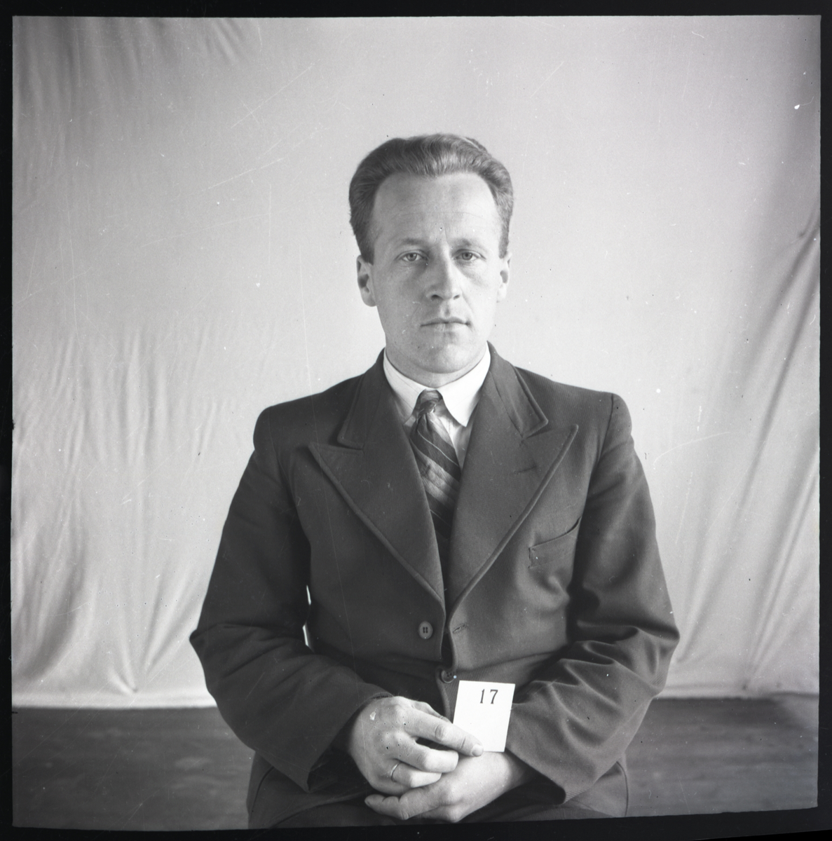 Klassefoto av elev Oddmund Jøssvoll som gikk på Skiensfjordens tekniske fagskole i Porsgrunn. Han er identifisert basert på skolefoto TGM-B.31977.L7.059

Negativ ble opprinnelig oppbevart i en eske med påskrift: Porsgrunns Tekniker 1942-43.