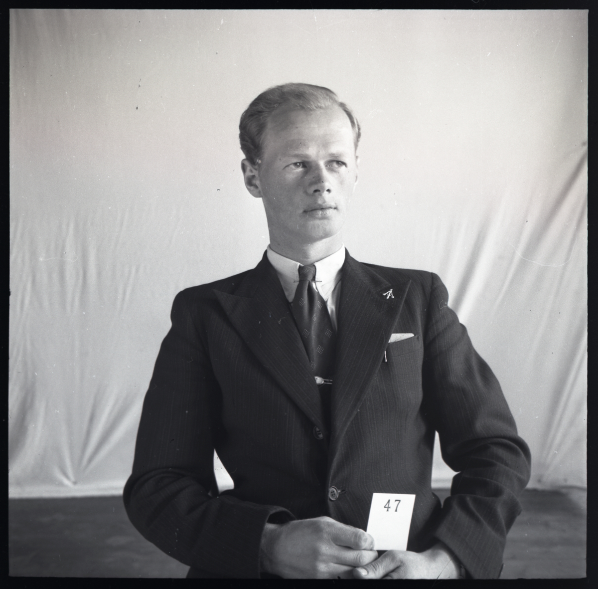 Klassefoto av elev Fredrik Johnsen som gikk på Skiensfjordens tekniske fagskole i Porsgrunn. Han er identifisert basert på skolefoto TGM-B.31977.L7.059

Negativ ble opprinnelig oppbevart i en eske med påskrift: Porsgrunns Tekniker 1942-43.