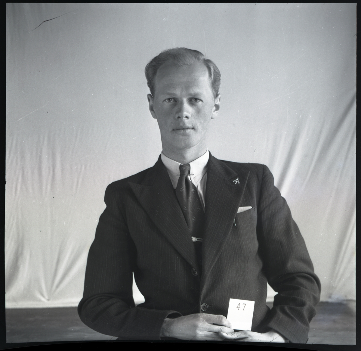 Klassefoto av elev Fredrik Johnsen som gikk på Skiensfjordens tekniske fagskole i Porsgrunn. Han er identifisert basert på skolefoto TGM-B.31977.L7.059

Negativ ble opprinnelig oppbevart i en eske med påskrift: Porsgrunns Tekniker 1942-43.
