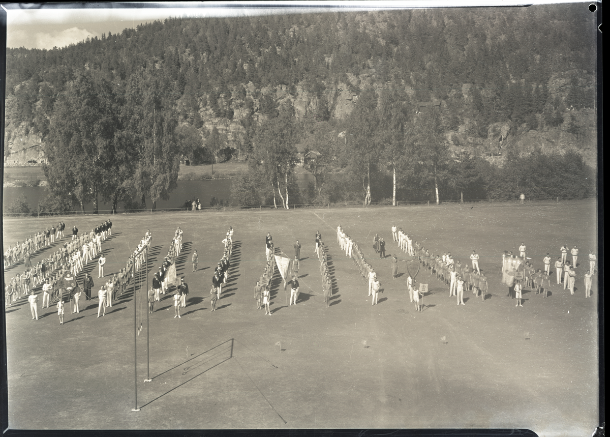 Foto av turnstevne på Skotfoss 1939

Påskrift på konvolutt: Turnstevnet, Skotfoss, 29/5 - 39
