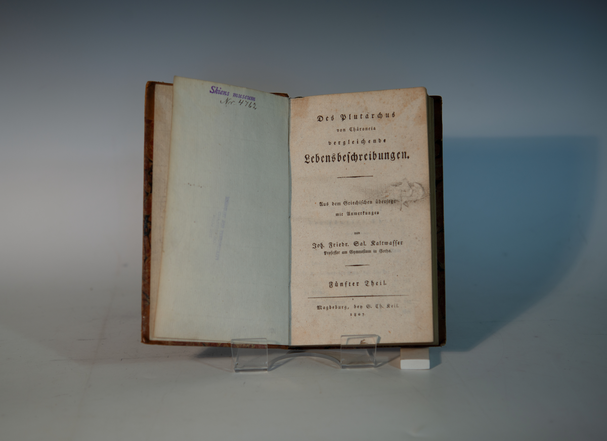 Prot:  "Plutarchus Lebenbeschreibungen" von J.F. Kaltwasser. 1, 3, 5, 9, 10. Magdeburg 1799-." 
1:XVI+420 s. 
2: 2 bl. + 488 s. + 3 bl. 
5: 2 bl + 442 s. 
9: 2 bl. +459 s.
10: 2 bl. + 578 s. 8.00.
Halvskbd.